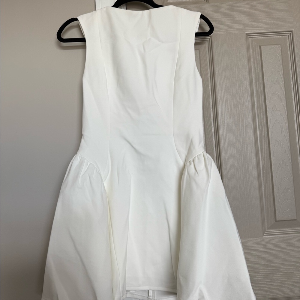 Elegant White Sleeveless Dress